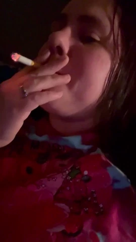 આ હોટ વિડિયોમાં, એક અદભૂત શ્યામા તેના પાર્ટનરને તેની ગંદી વાતો સાથે લલચાવે છે. તેણી તેને તેના શરીર સાથે ચીડવે છે, પછી મીઠી અને પ્રેમાળથી ગંદી અને સ્પષ્ટ રીતે, વિવિધ રીતે ગંદી વાત કરવા આગળ વધે છે.